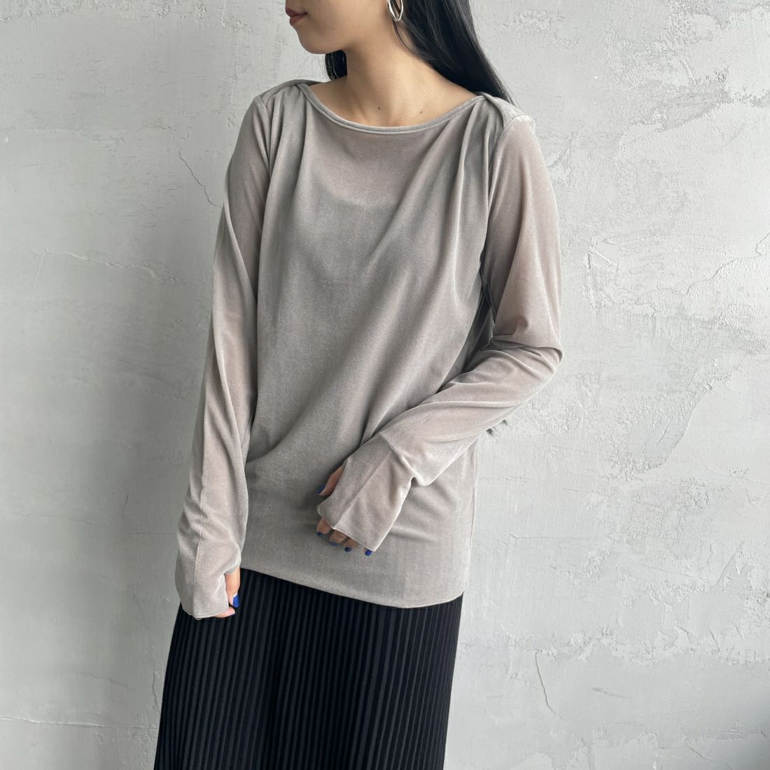 nenom [ネノム] レイヤードシアーベロアカットソー [NE24132011] 05 L.GRAY &&モデル身長：156cm 着用サイズ：F&&