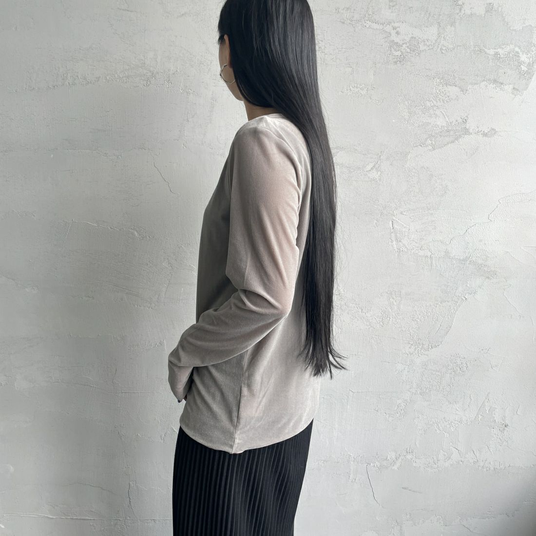 nenom [ネノム] レイヤードシアーベロアカットソー [NE24132011] 05 L.GRAY &&モデル身長：156cm 着用サイズ：F&&