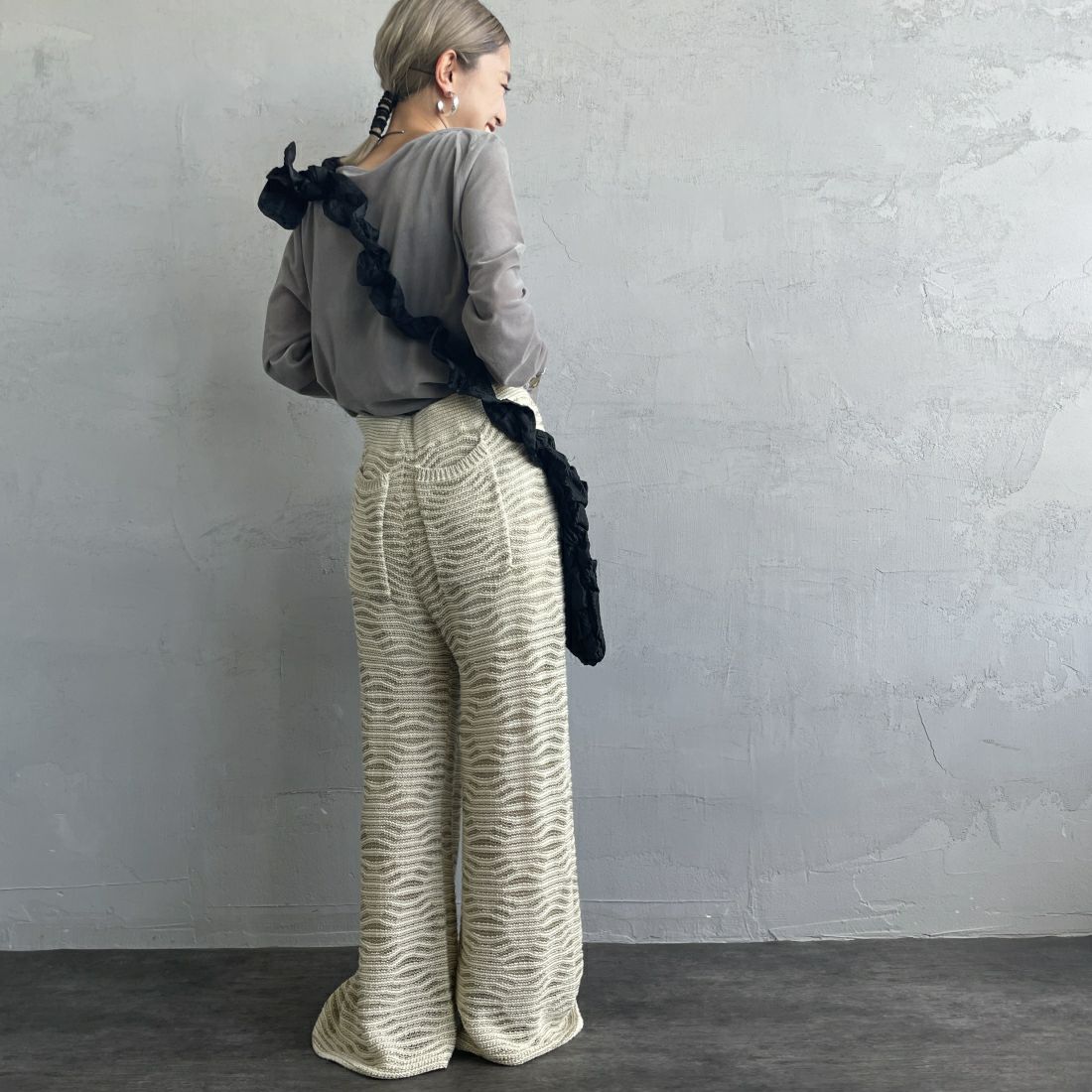 nenom [ネノム] レイヤードシアーベロアカットソー [NE24132011] 05 L.GRAY &&モデル身長：150cm 着用サイズ：F&&