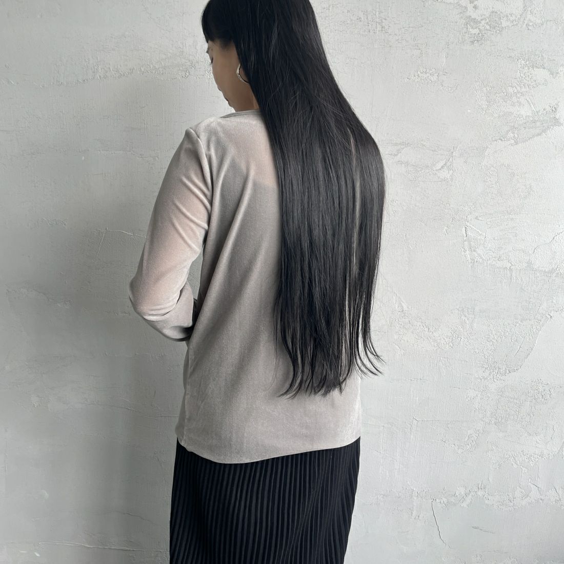 nenom [ネノム] レイヤードシアーベロアカットソー [NE24132011] 05 L.GRAY &&モデル身長：156cm 着用サイズ：F&&