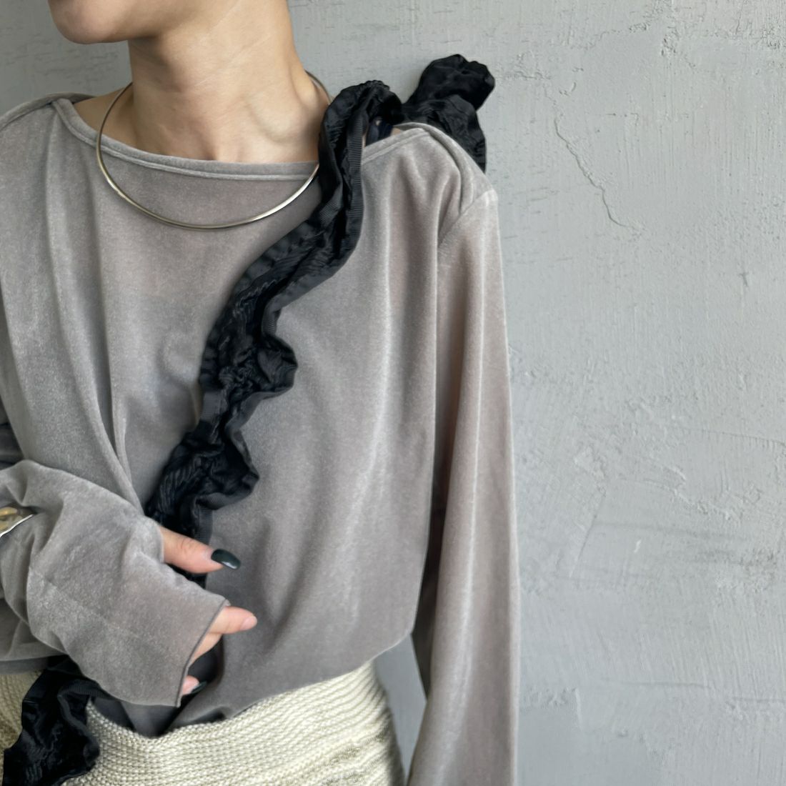 nenom [ネノム] レイヤードシアーベロアカットソー [NE24132011] 05 L.GRAY &&モデル身長：150cm 着用サイズ：F&&