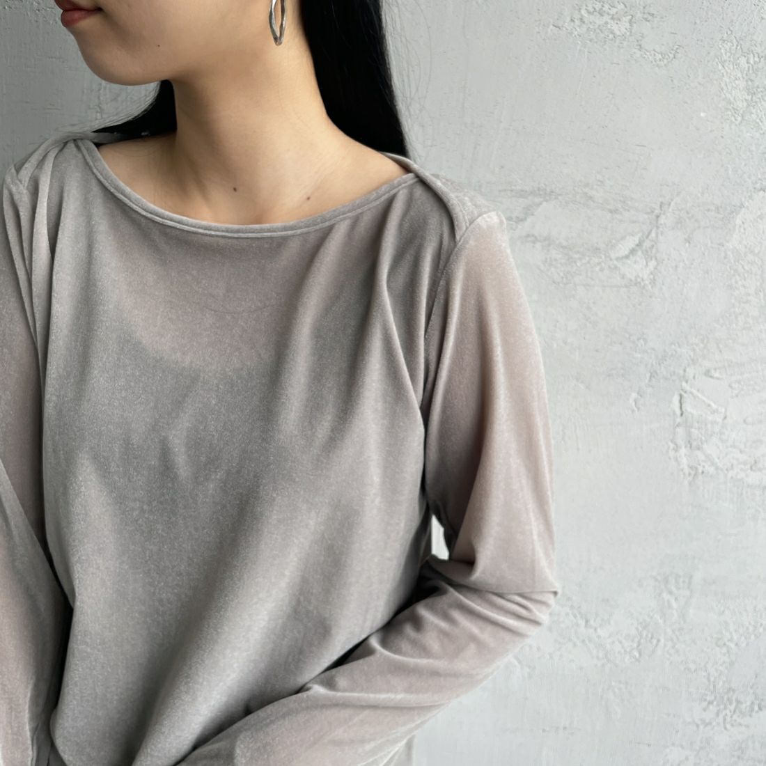 nenom [ネノム] レイヤードシアーベロアカットソー [NE24132011] 05 L.GRAY &&モデル身長：156cm 着用サイズ：F&&