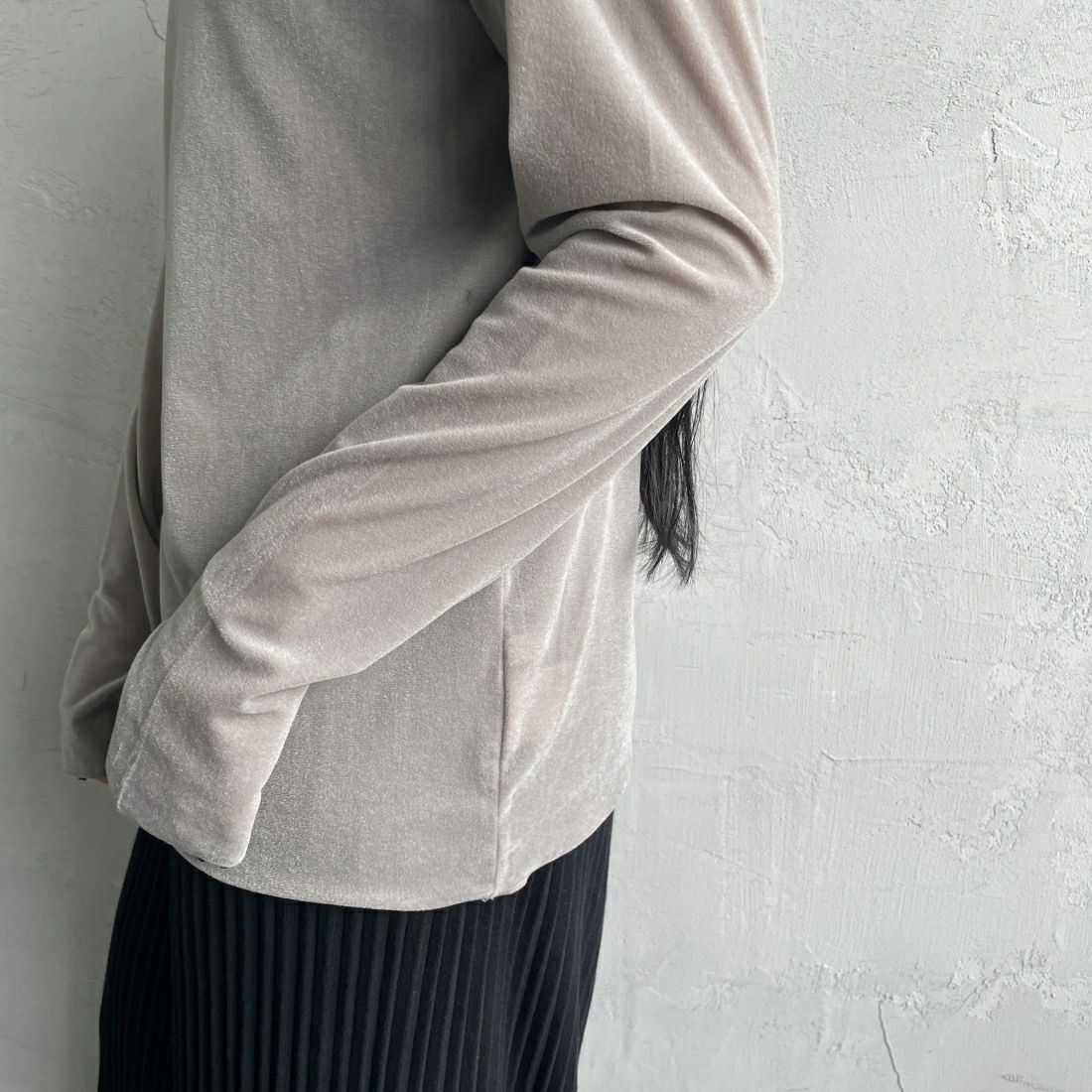 nenom [ネノム] レイヤードシアーベロアカットソー [NE24132011] 05 L.GRAY &&モデル身長：156cm 着用サイズ：F&&