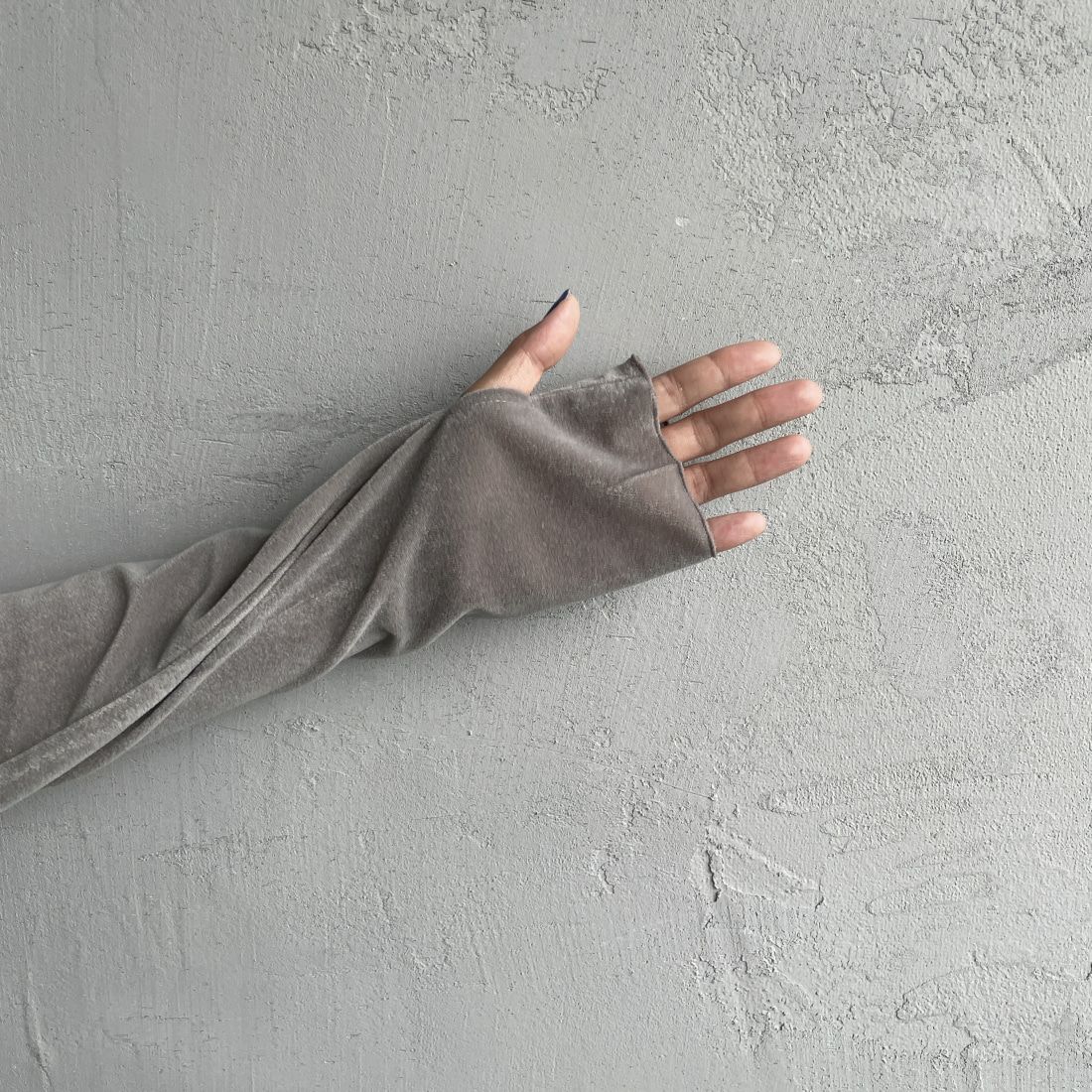 nenom [ネノム] レイヤードシアーベロアカットソー [NE24132011] 05 L.GRAY &&モデル身長：156cm 着用サイズ：F&&