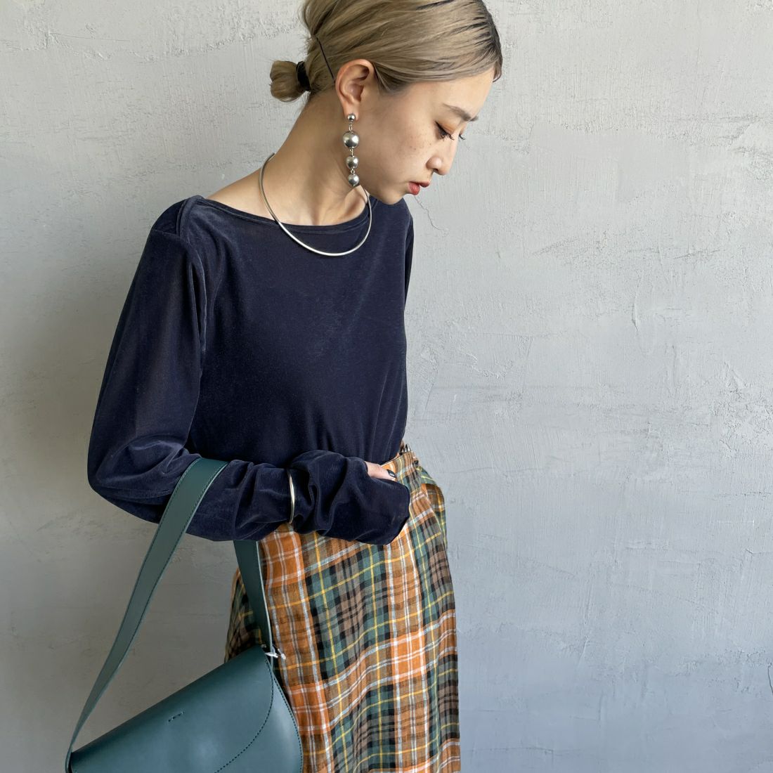 nenom [ネノム] レイヤードシアーベロアカットソー [NE24132011] 16 NAVY &&モデル身長：150cm 着用サイズ：F&&