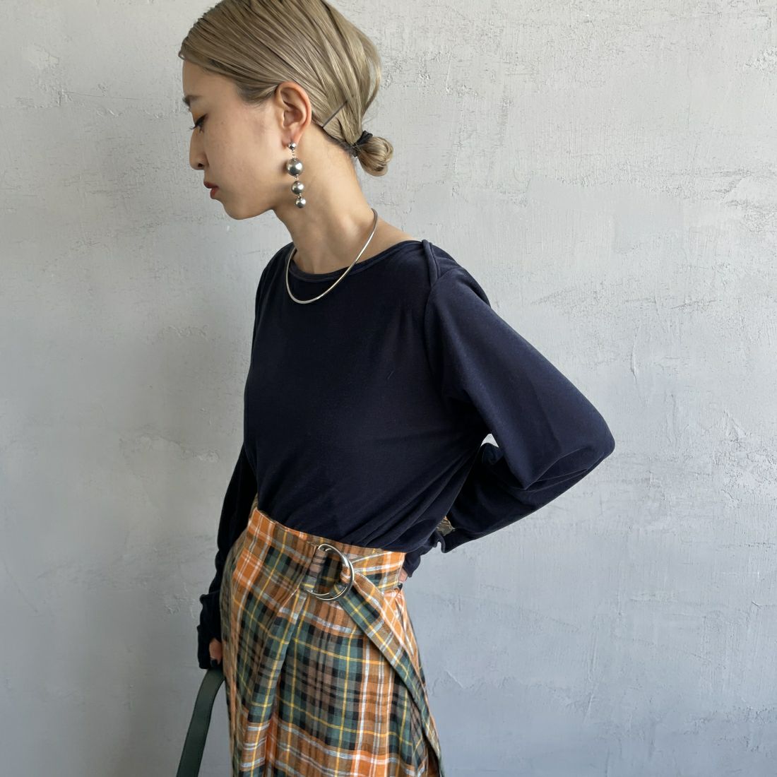 nenom [ネノム] レイヤードシアーベロアカットソー [NE24132011] 16 NAVY &&モデル身長：150cm 着用サイズ：F&&