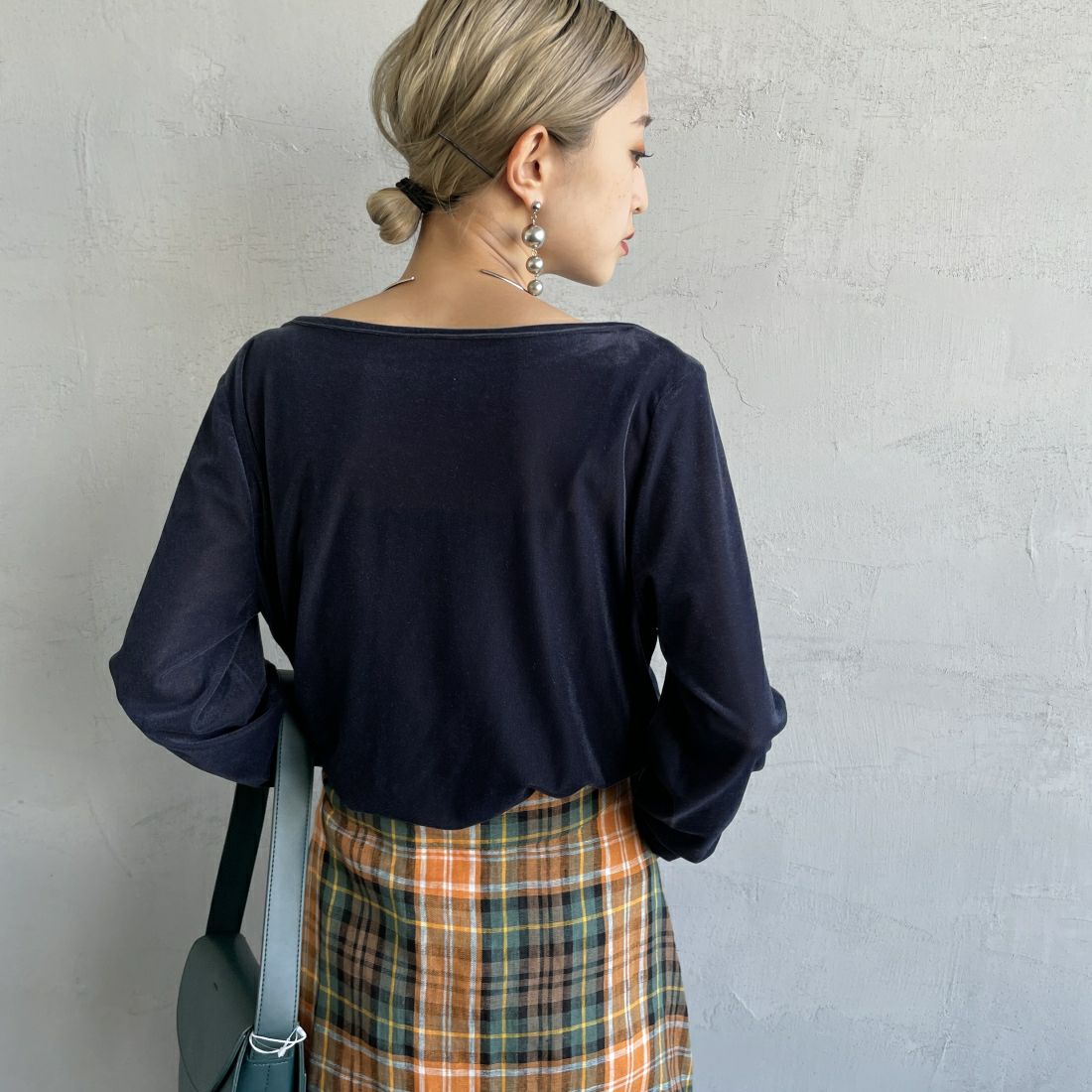 nenom [ネノム] レイヤードシアーベロアカットソー [NE24132011] 16 NAVY &&モデル身長：150cm 着用サイズ：F&&