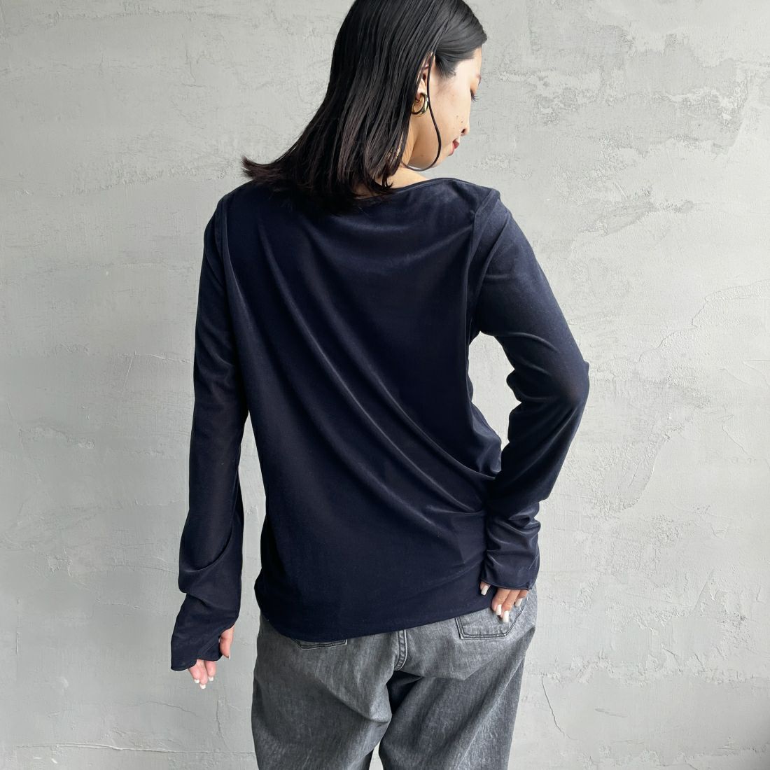 nenom [ネノム] レイヤードシアーベロアカットソー [NE24132011] 16 NAVY&&モデル身長：163cm 着用サイズ：F&&
