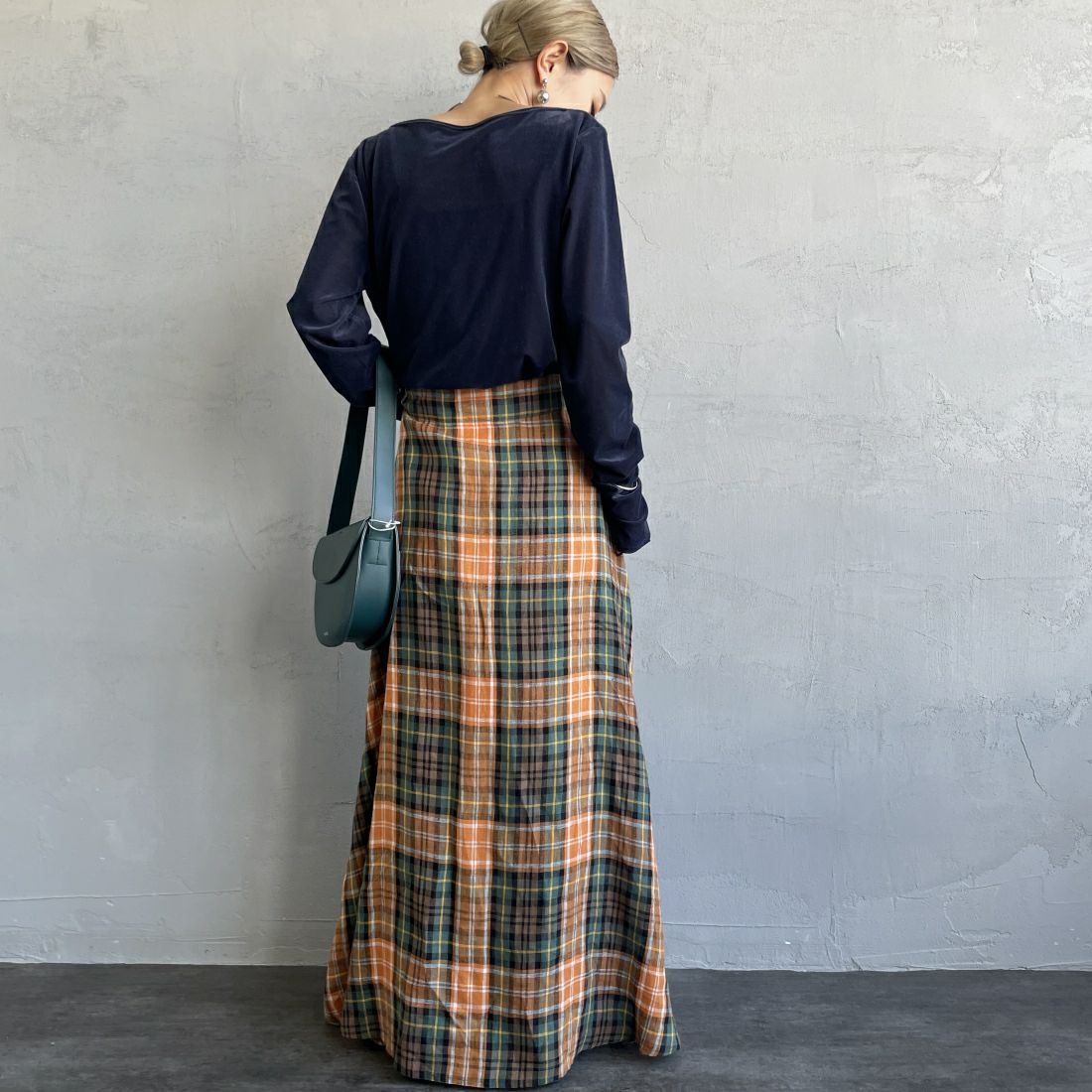 nenom [ネノム] レイヤードシアーベロアカットソー [NE24132011] 16 NAVY &&モデル身長：150cm 着用サイズ：F&&