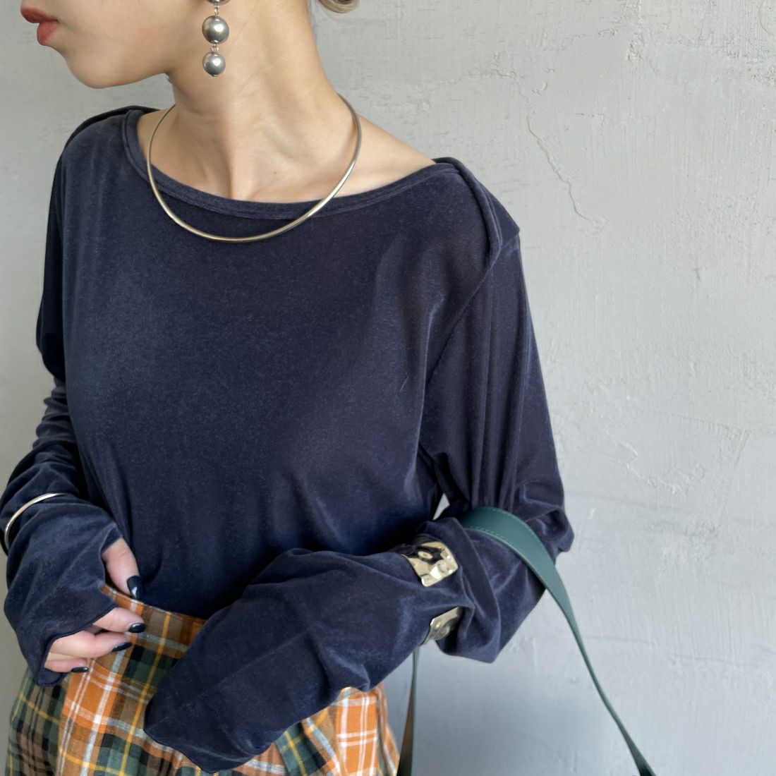 nenom [ネノム] レイヤードシアーベロアカットソー [NE24132011] 16 NAVY &&モデル身長：150cm 着用サイズ：F&&