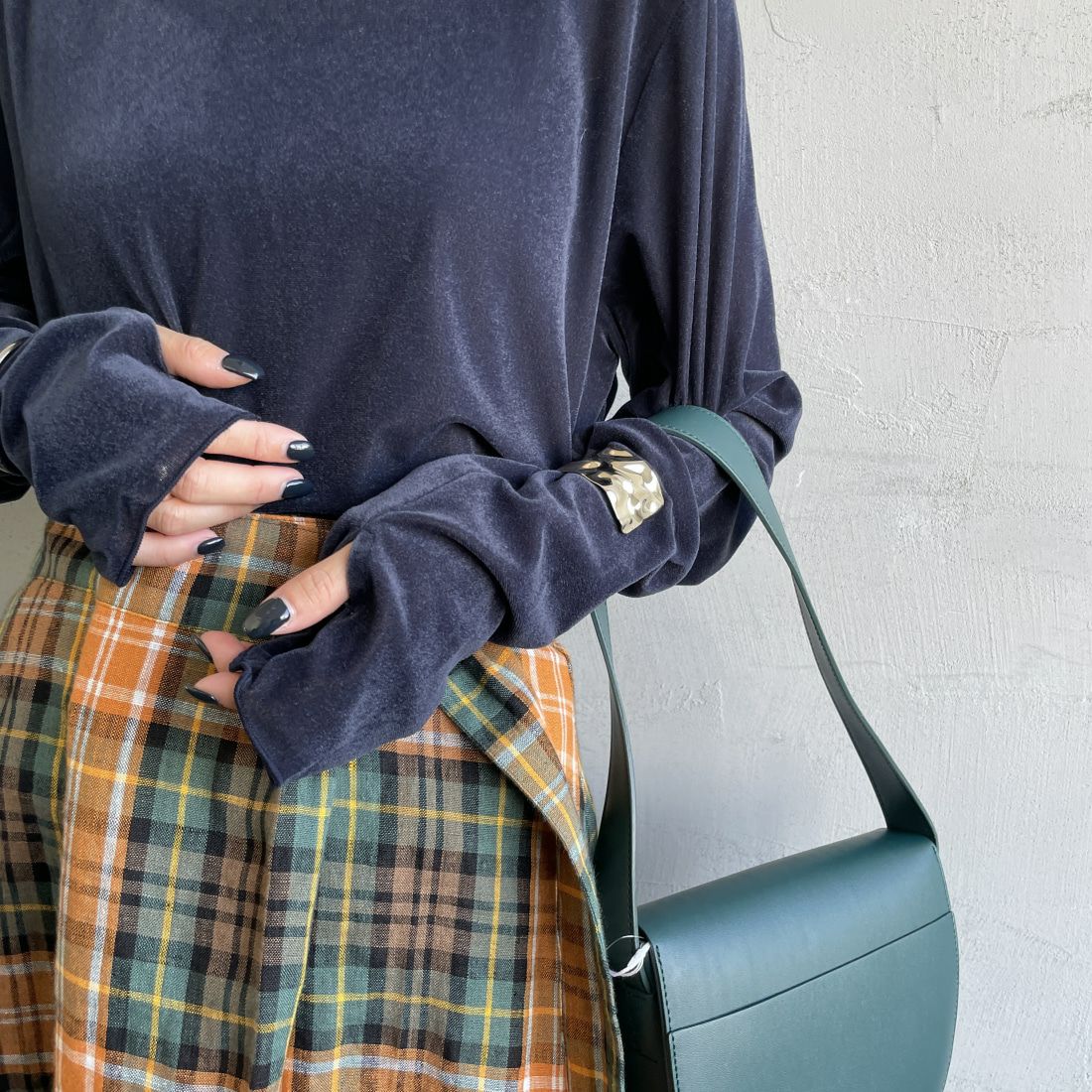 nenom [ネノム] レイヤードシアーベロアカットソー [NE24132011] 16 NAVY &&モデル身長：150cm 着用サイズ：F&&