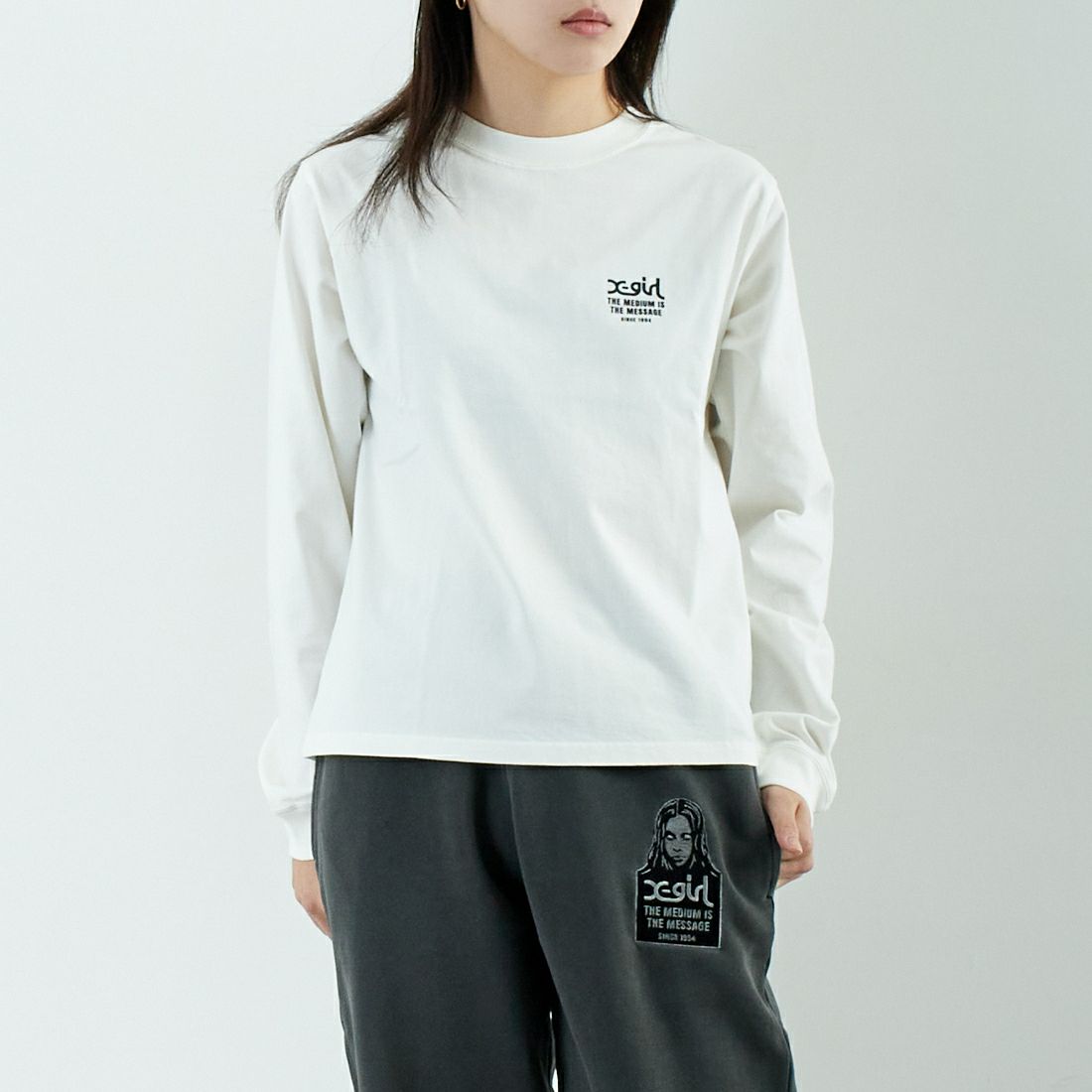 X-girl [エックスガール] フェイスロゴロングスリーブTシャツ [105251011014] WHITE &&モデル身長：167cm 着用サイズ：M&&