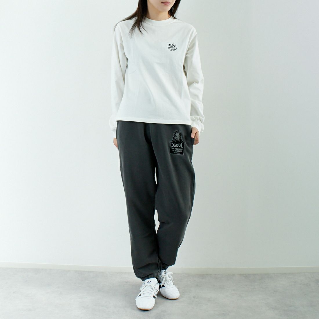 X-girl [エックスガール] フェイスロゴロングスリーブTシャツ [105251011014] WHITE &&モデル身長：167cm 着用サイズ：M&&