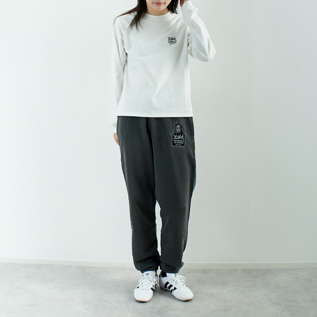 X-girl [エックスガール] フェイスロゴロングスリーブTシャツ [105251011014] WHITE &&モデル身長：167cm 着用サイズ：M&&