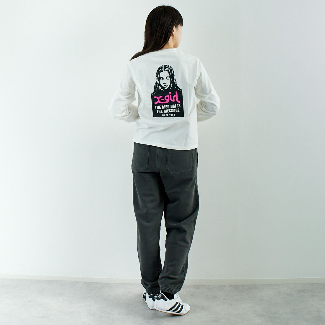 X-girl [エックスガール] フェイスロゴロングスリーブTシャツ [105251011014] WHITE &&モデル身長：167cm 着用サイズ：M&&