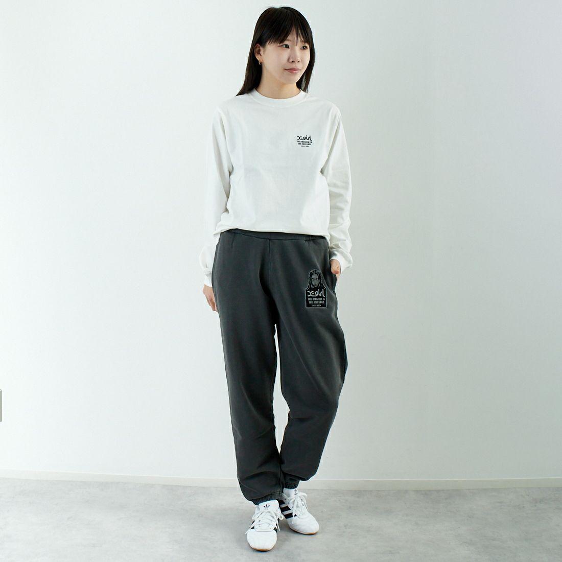 X-girl [エックスガール] フェイスロゴロングスリーブTシャツ [105251011014] WHITE &&モデル身長：167cm 着用サイズ：M&&