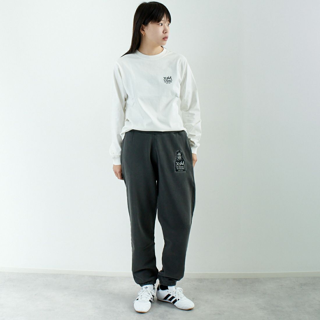 X-girl [エックスガール] フェイスロゴロングスリーブTシャツ [105251011014] WHITE &&モデル身長：167cm 着用サイズ：M&&