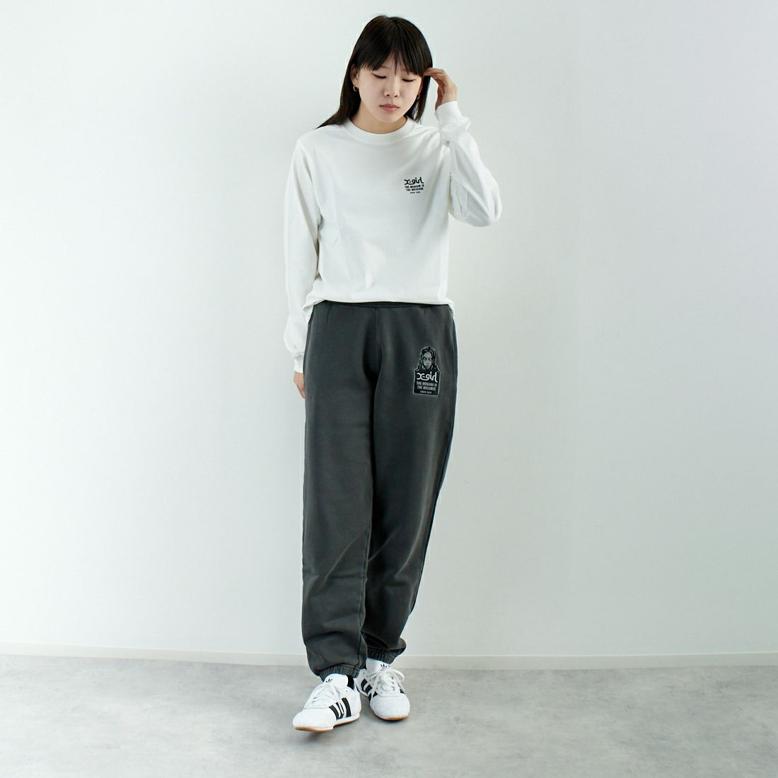 X-girl [エックスガール] フェイスロゴスウェットパンツ [105251031014] BLACK &&モデル身長：167cm 着用サイズ：S&&