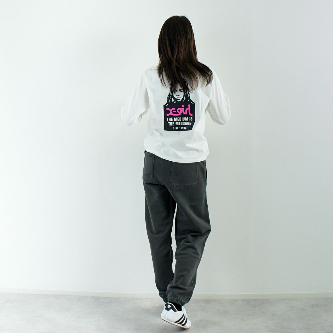X-girl [エックスガール] フェイスロゴスウェットパンツ [105251031014] BLACK &&モデル身長：167cm 着用サイズ：S&&