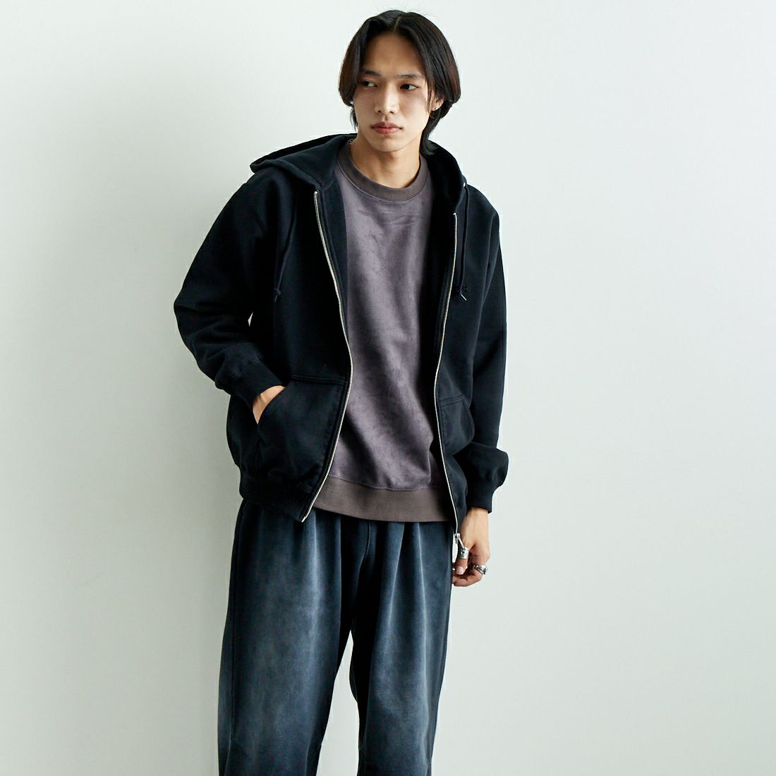 XLARGE [エクストララージ] エンボスOGボックスロゴ ジップアップスウェットフーディ [101251012002] BLACK &&モデル身長：179cm 着用サイズ：M&&