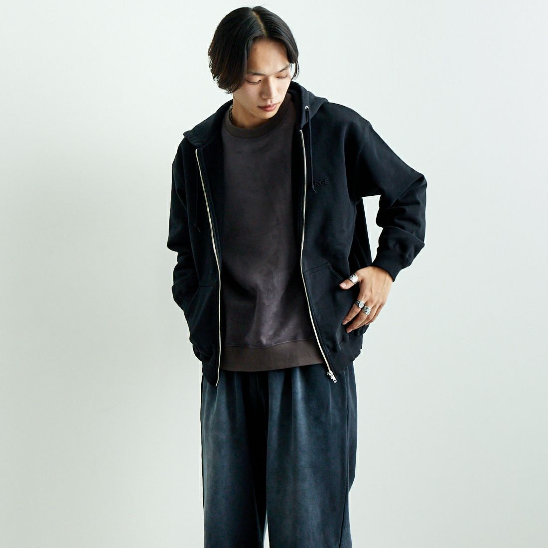 XLARGE [エクストララージ] エンボスOGボックスロゴ ジップアップスウェットフーディ [101251012002] BLACK &&モデル身長：179cm 着用サイズ：M&&