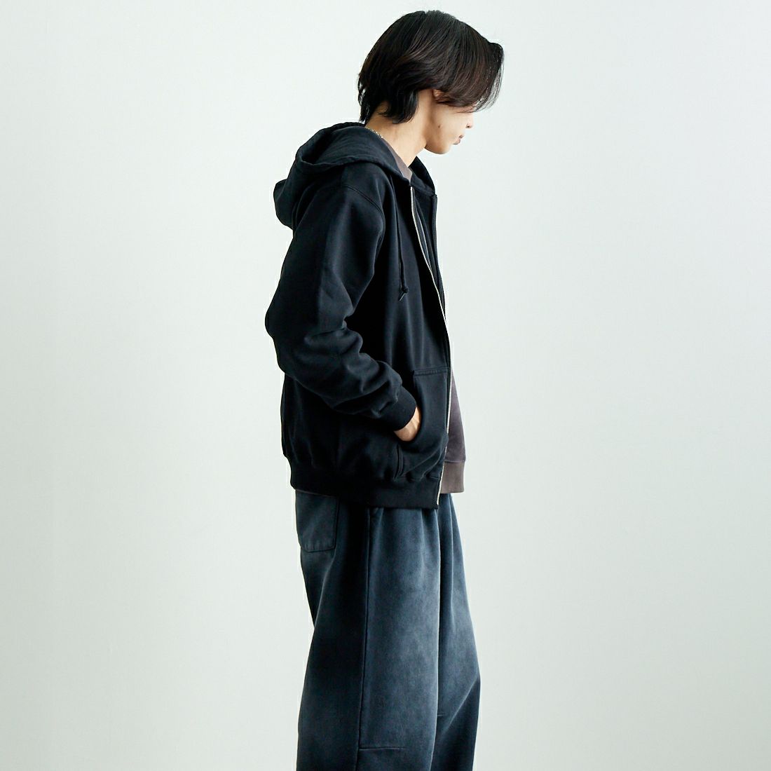 XLARGE [エクストララージ] エンボスOGボックスロゴ ジップアップスウェットフーディ [101251012002] BLACK &&モデル身長：179cm 着用サイズ：M&&
