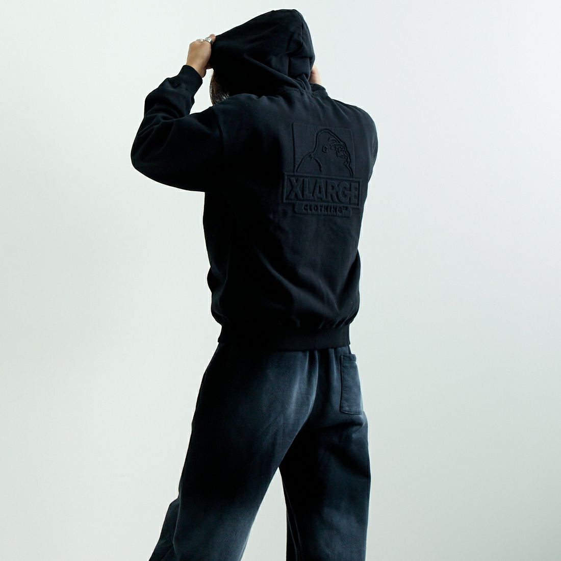 XLARGE [エクストララージ] エンボスOGボックスロゴ ジップアップスウェットフーディ [101251012002] BLACK &&モデル身長：179cm 着用サイズ：M&&