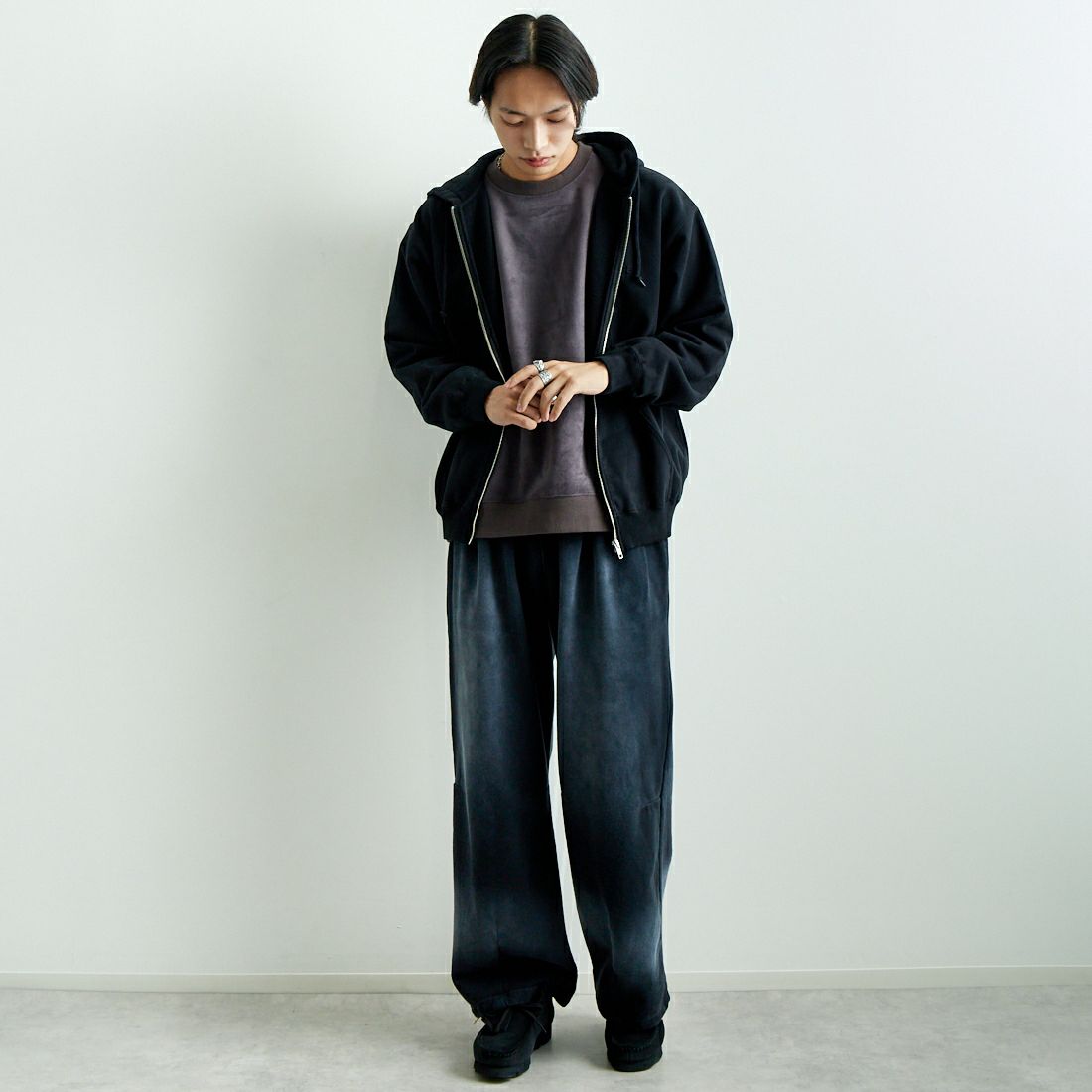 XLARGE [エクストララージ] エンボスOGボックスロゴ ジップアップスウェットフーディ [101251012002] BLACK &&モデル身長：179cm 着用サイズ：M&&