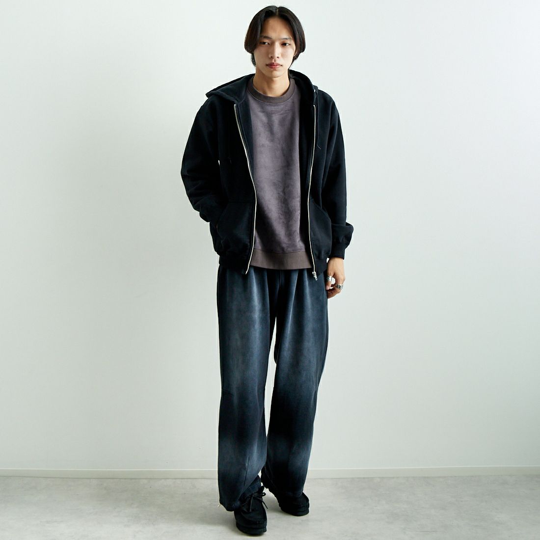 XLARGE [エクストララージ] エンボスOGボックスロゴ ジップアップスウェットフーディ [101251012002] BLACK &&モデル身長：179cm 着用サイズ：M&&