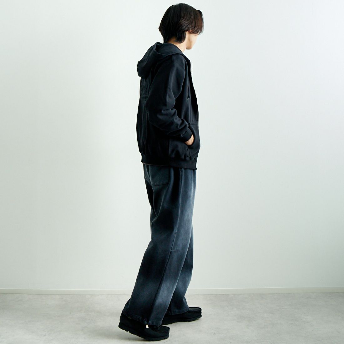 XLARGE [エクストララージ] エンボスOGボックスロゴ ジップアップスウェットフーディ [101251012002] BLACK &&モデル身長：179cm 着用サイズ：M&&