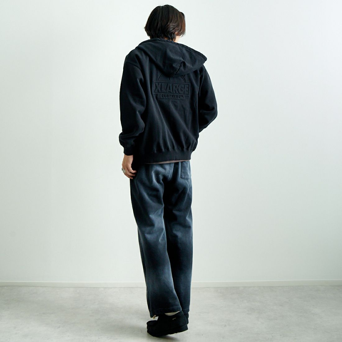 XLARGE [エクストララージ] エンボスOGボックスロゴ ジップアップスウェットフーディ [101251012002] BLACK &&モデル身長：179cm 着用サイズ：M&&