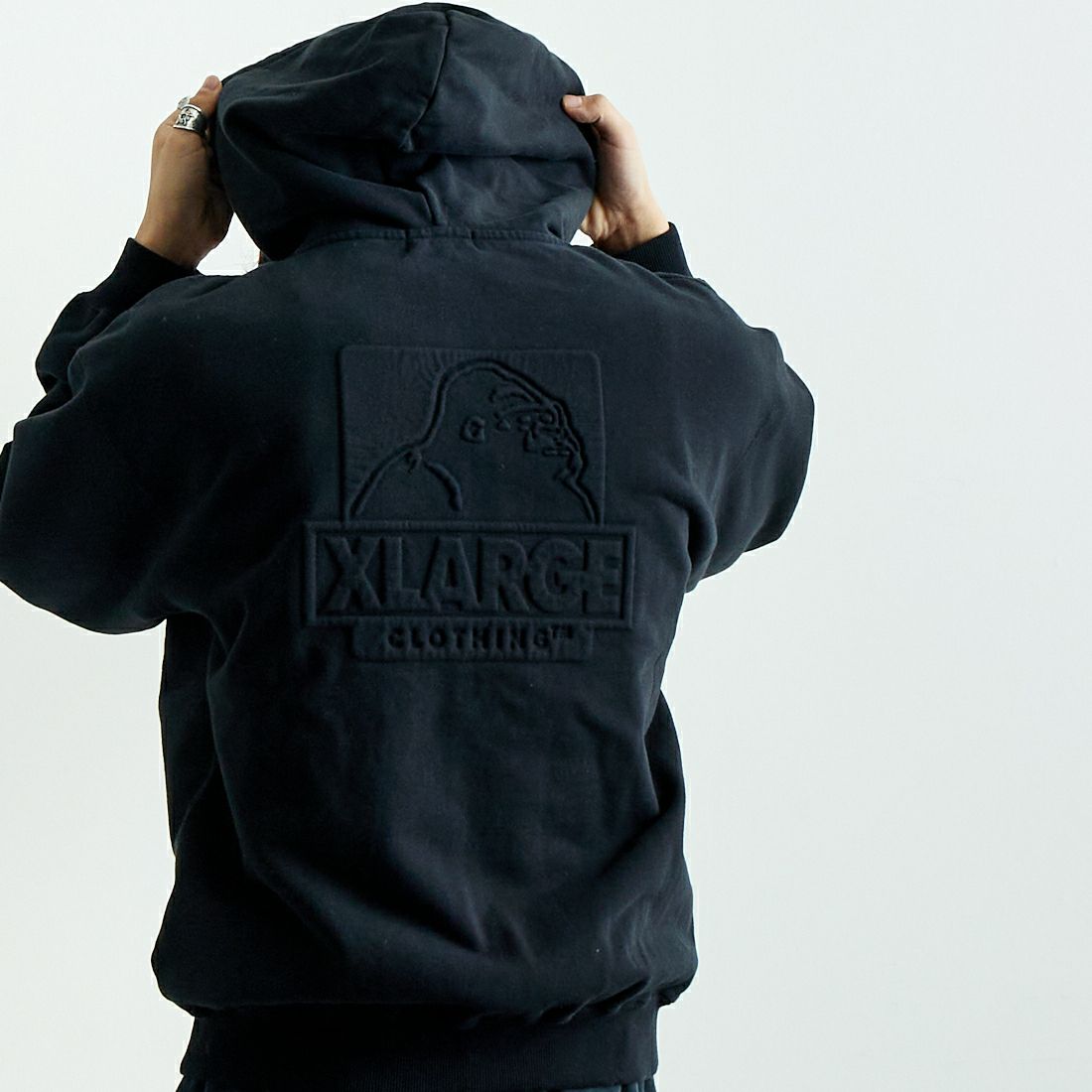 XLARGE [エクストララージ] エンボスOGボックスロゴ ジップアップスウェットフーディ [101251012002] BLACK &&モデル身長：179cm 着用サイズ：M&&