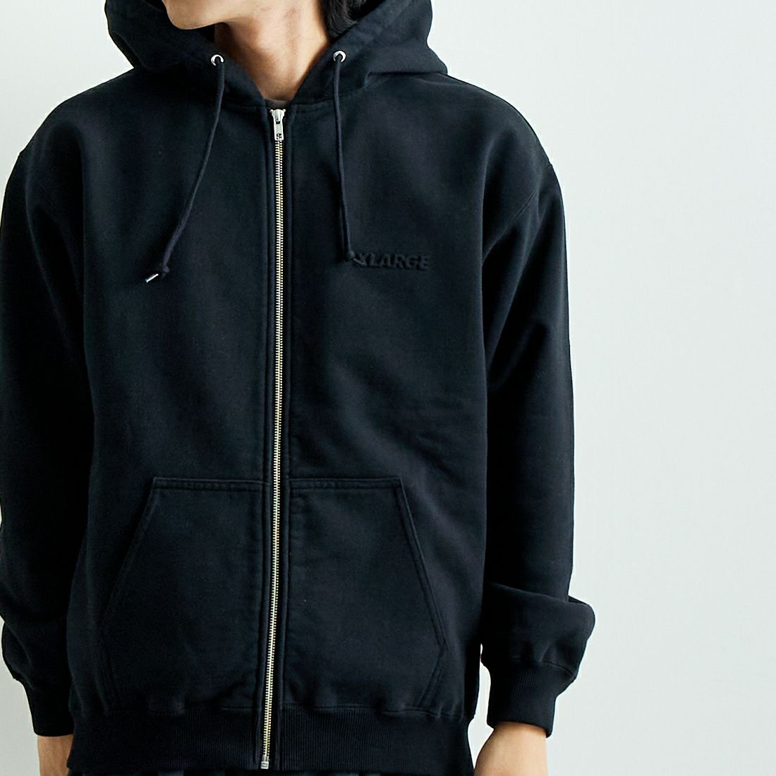 XLARGE [エクストララージ] エンボスOGボックスロゴ ジップアップスウェットフーディ [101251012002] BLACK &&モデル身長：179cm 着用サイズ：M&&