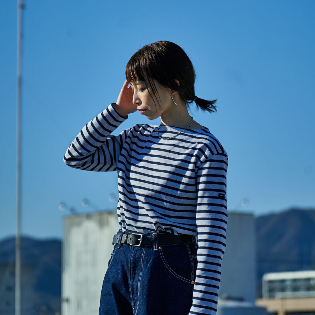 ST.JAMES [セントジェームス] 別注 バスクボーダーロングスリーブTシャツ [OUESSANT-JF] GRI/NAV&&モデル身長：158cm 着用サイズ：3&&