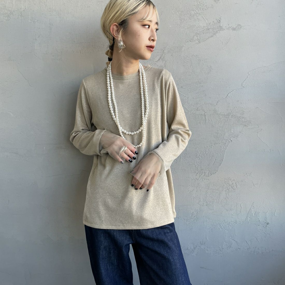 nenom [ネノム] シアーチュール袖切替 ロングスリーブラメカットソー [NE24132086] 22 BEIGE &&モデル身長：150cm 着用サイズ：F&&