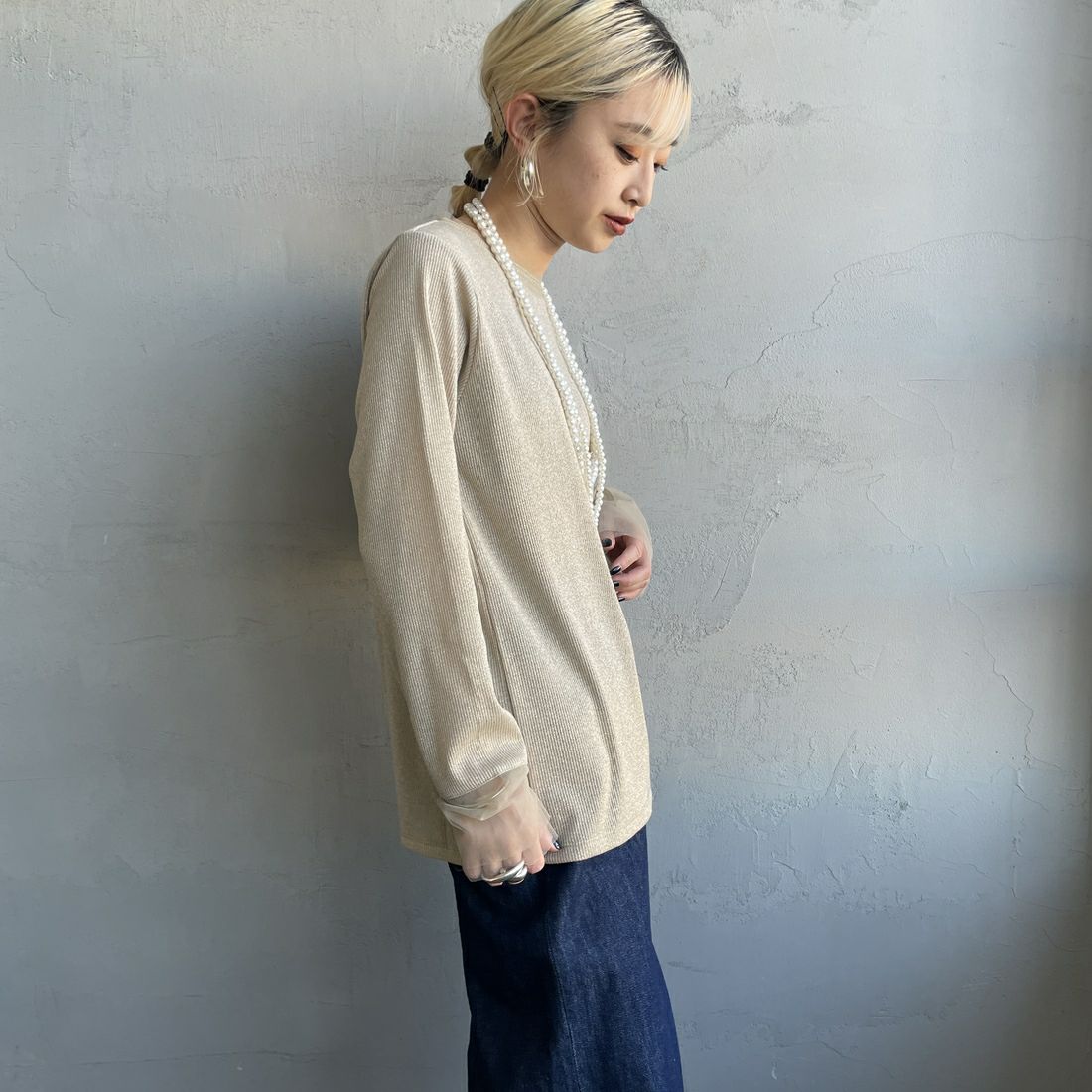 nenom [ネノム] シアーチュール袖切替 ロングスリーブラメカットソー [NE24132086] 22 BEIGE &&モデル身長：150cm 着用サイズ：F&&