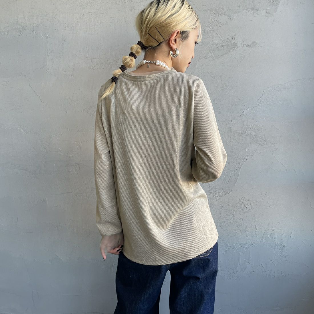 nenom [ネノム] シアーチュール袖切替 ロングスリーブラメカットソー [NE24132086] 22 BEIGE &&モデル身長：150cm 着用サイズ：F&&