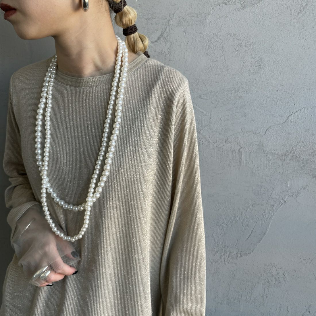 nenom [ネノム] シアーチュール袖切替 ロングスリーブラメカットソー [NE24132086] 22 BEIGE &&モデル身長：150cm 着用サイズ：F&&