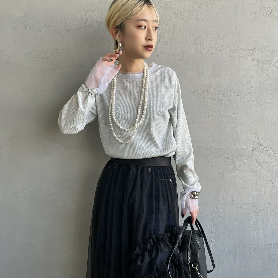 nenom [ネノム] シアーチュール袖切替 ロングスリーブラメカットソー [NE24132086] 02 OFF &&モデル身長：150cm 着用サイズ：F&&