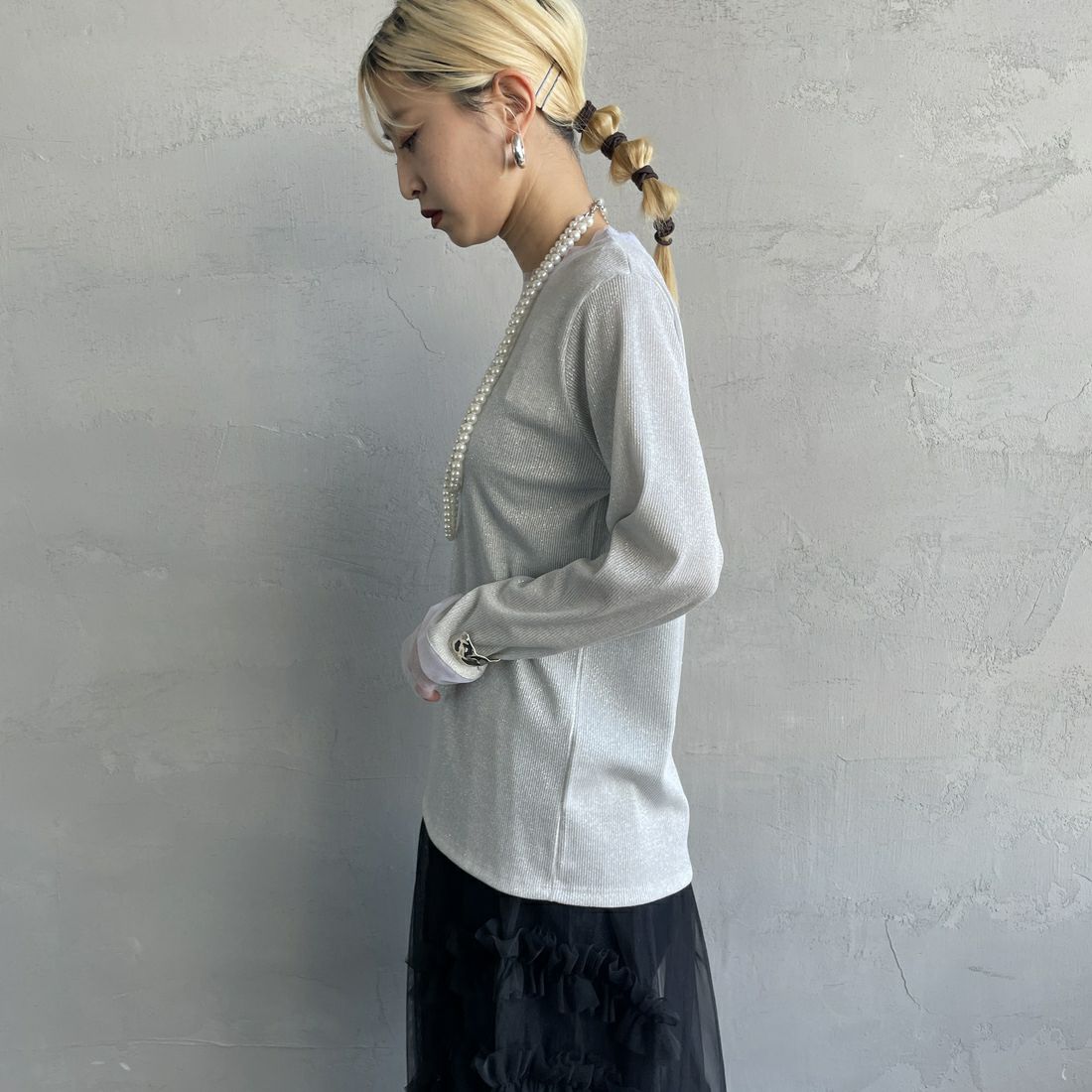 nenom [ネノム] シアーチュール袖切替 ロングスリーブラメカットソー [NE24132086] 02 OFF &&モデル身長：150cm 着用サイズ：F&&