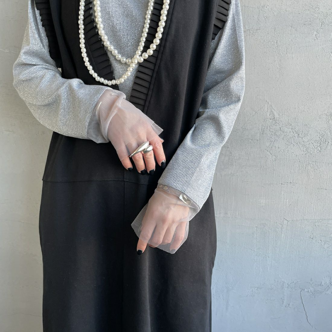 nenom [ネノム] シアーチュール袖切替 ロングスリーブラメカットソー [NE24132086] 07 GRAY &&モデル身長：150cm 着用サイズ：F&&