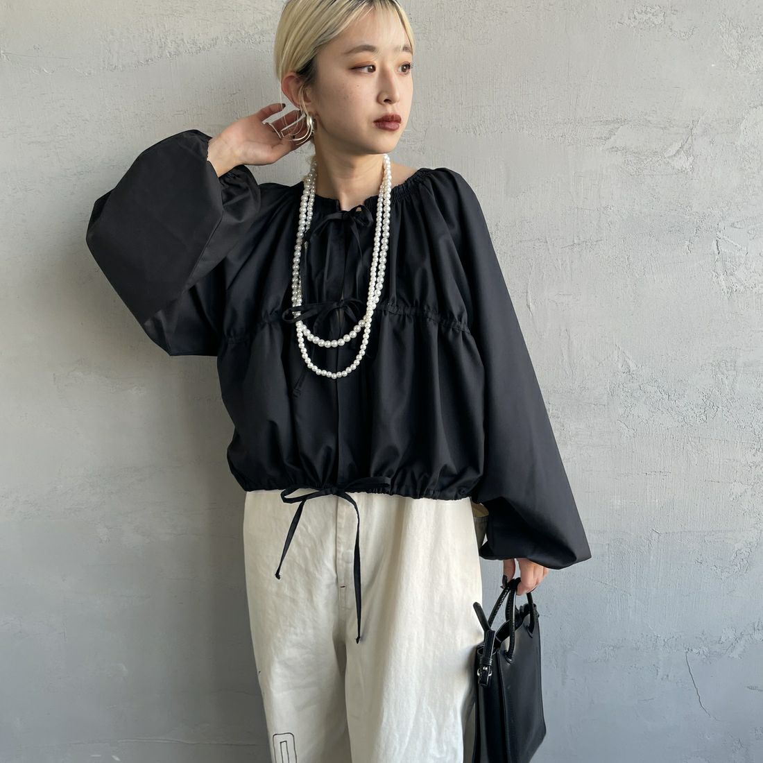 nenom [ネノム] マルチWAY ギャザーボレロブラウス [NE25112003] 09 BLACK &&モデル身長：150cm 着用サイズ：F&&