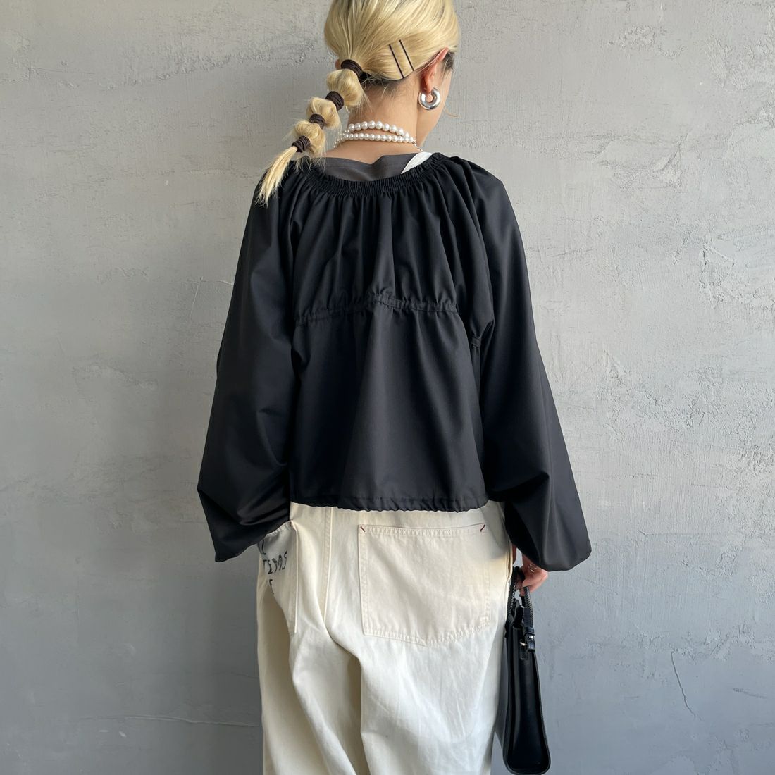 nenom [ネノム] マルチWAY ギャザーボレロブラウス [NE25112003] 09 BLACK &&モデル身長：150cm 着用サイズ：F&&