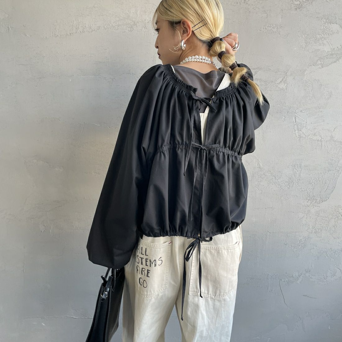 nenom [ネノム] マルチWAY ギャザーボレロブラウス [NE25112003] 09 BLACK &&モデル身長：150cm 着用サイズ：F&&