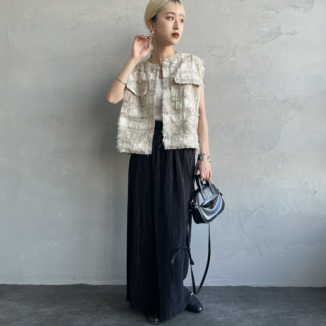 nenom [ネノム] ブロックフェザー ショートベスト [NE25112012] 22 BEIGE &&モデル身長：150cm 着用サイズ：F&&