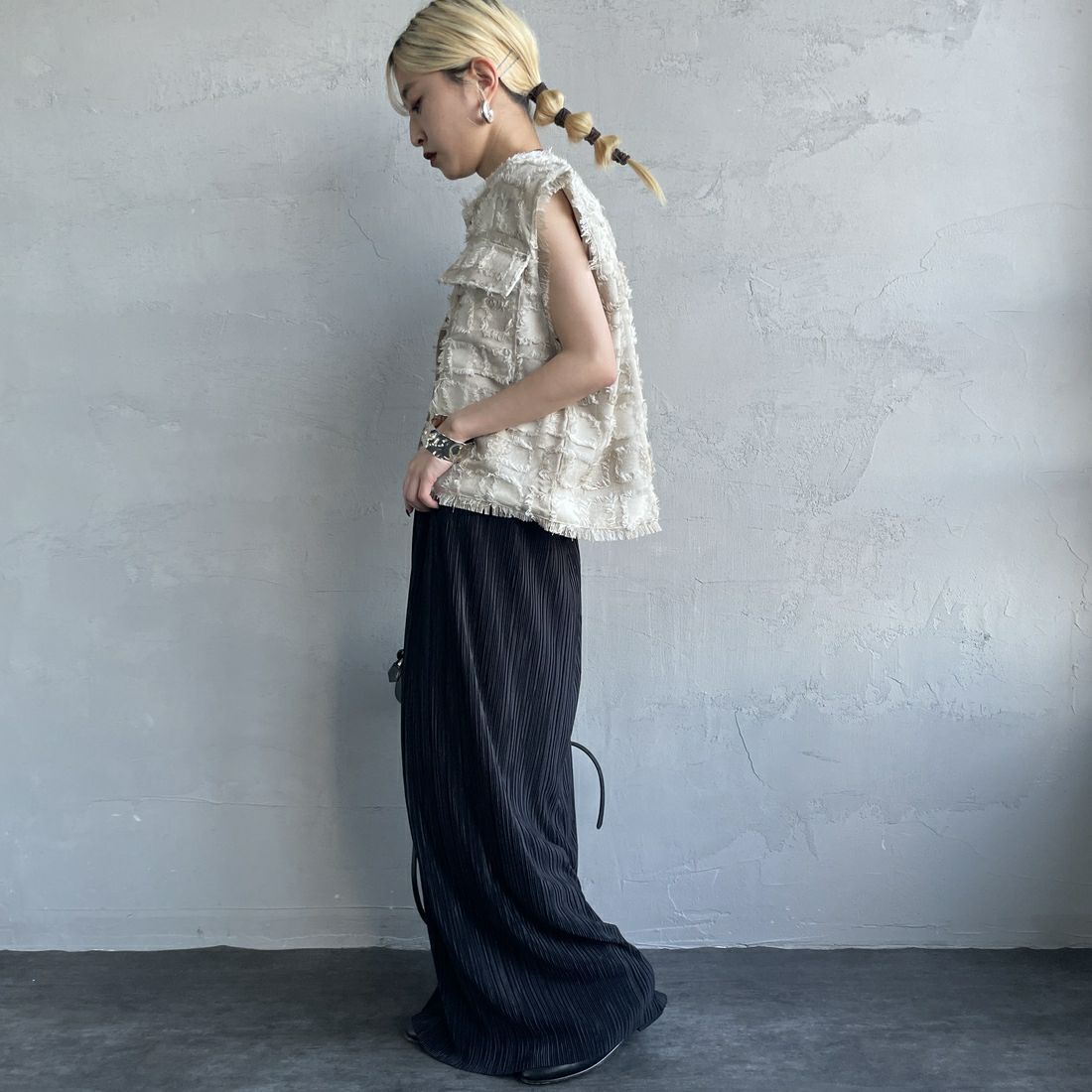 nenom [ネノム] ブロックフェザー ショートベスト [NE25112012] 22 BEIGE &&モデル身長：150cm 着用サイズ：F&&