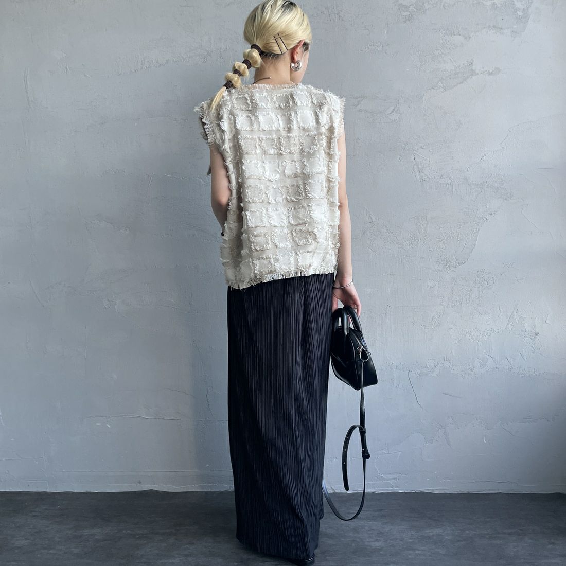 nenom [ネノム] ブロックフェザー ショートベスト [NE25112012] 22 BEIGE &&モデル身長：150cm 着用サイズ：F&&