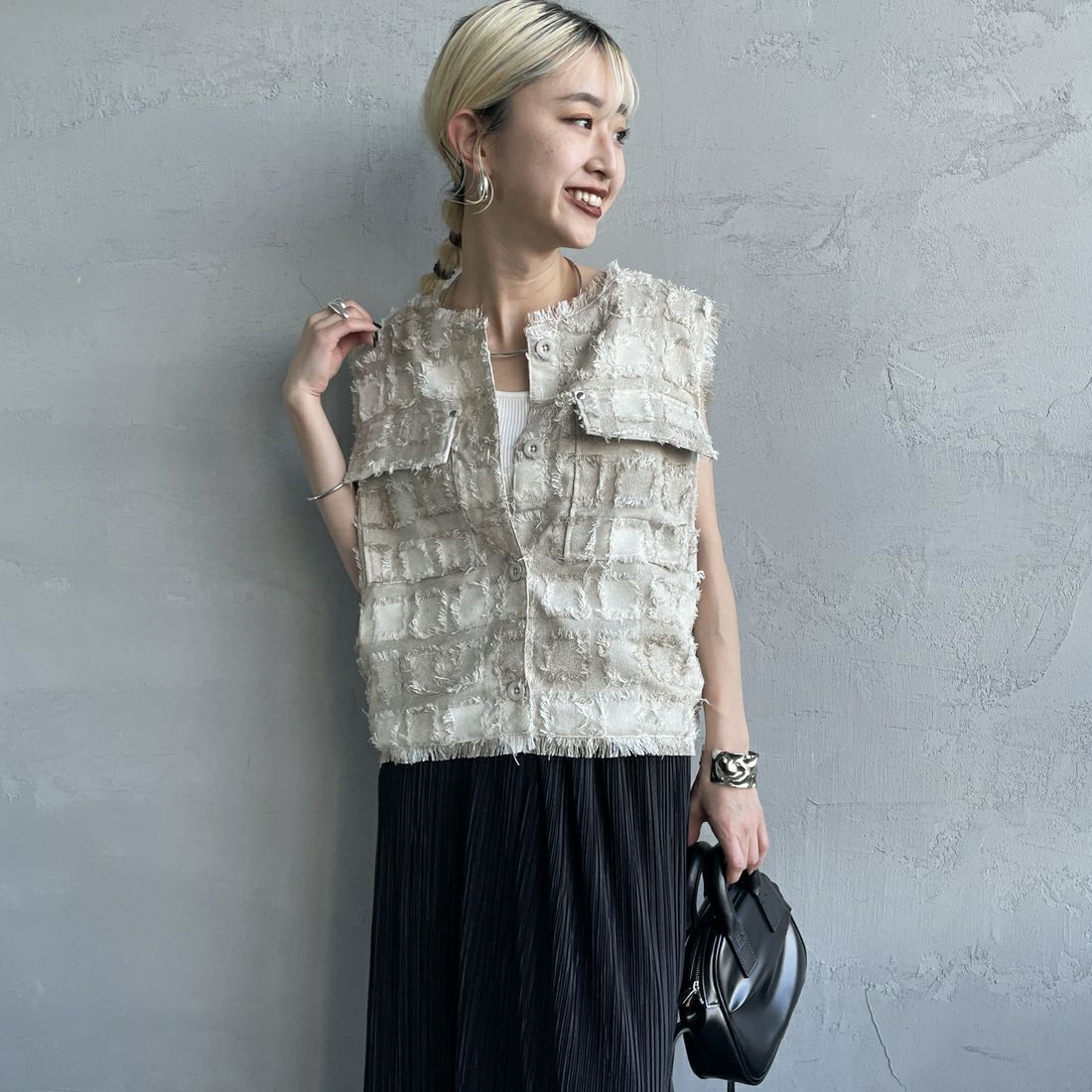 nenom [ネノム] ブロックフェザー ショートベスト [NE25112012] 22 BEIGE &&モデル身長：150cm 着用サイズ：F&&