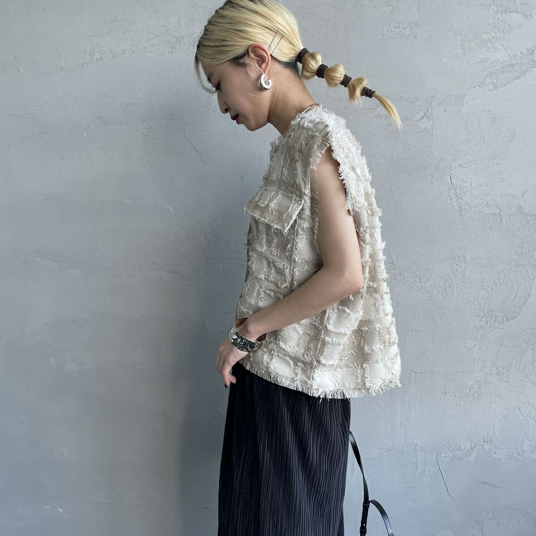 nenom [ネノム] ブロックフェザー ショートベスト [NE25112012] 22 BEIGE &&モデル身長：150cm 着用サイズ：F&&