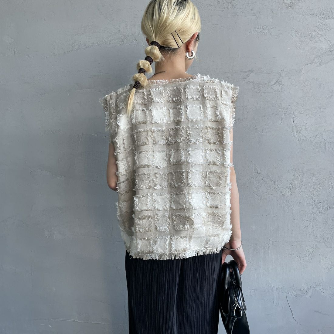 nenom [ネノム] ブロックフェザー ショートベスト [NE25112012] 22 BEIGE &&モデル身長：150cm 着用サイズ：F&&